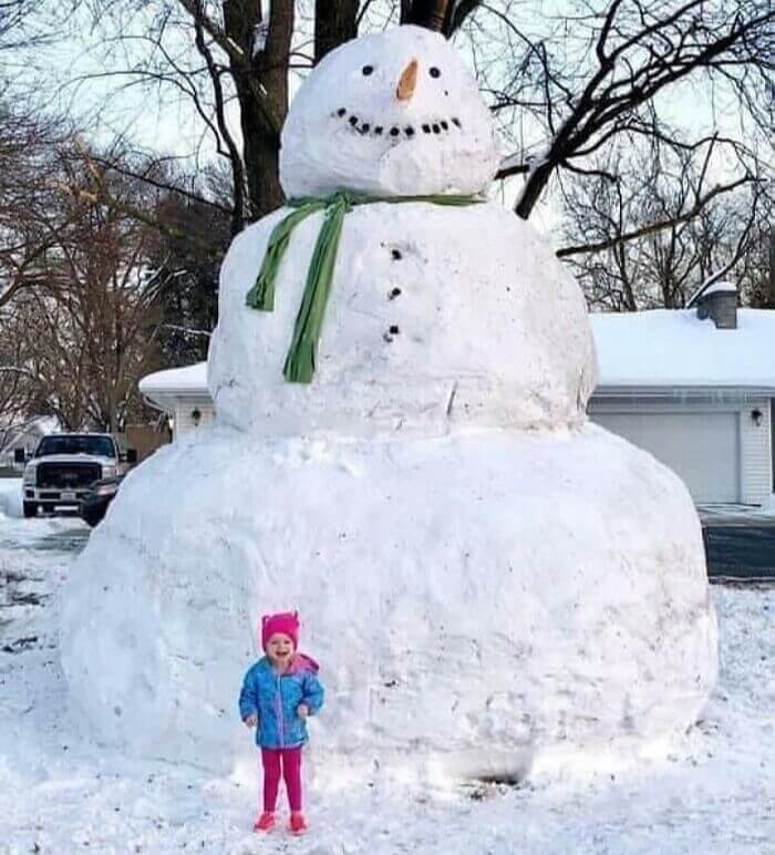 Un bonhomme de neige de la taille de Godzilla